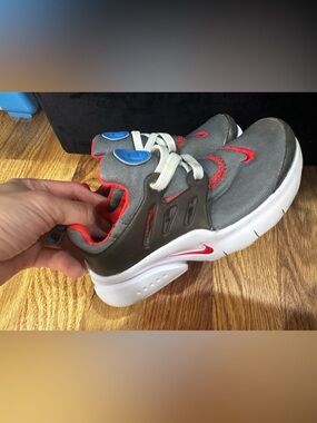 Nike Air Presto Kids Grey Sneakers with Red Accents size 9c